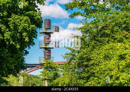 Nord-Ostsee-Kanal. Schiffe passieren die Levensauer Hochbrücke in Kiel-Suchsdorf Stockfoto