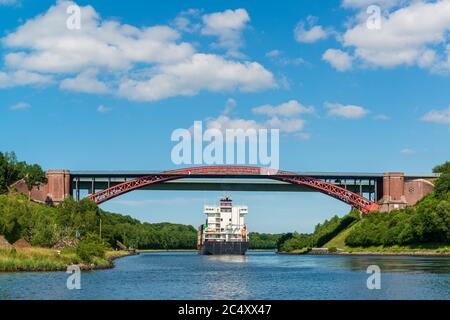 Nord-Ostsee-Kanal. Schiffe passieren die Levensauer Hochbrücke in Kiel-Suchsdorf Stockfoto