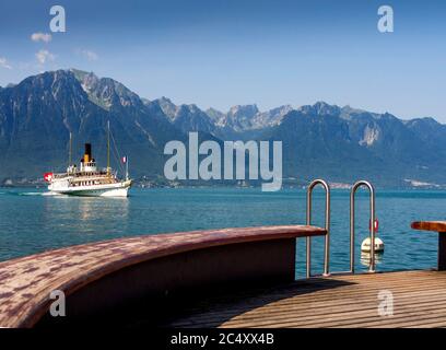 Die Fähre gleitet über den Lake Leman mit atemberaubenden Bergen in der Nähe von Montreux im Kanton Waadt, Schweiz Stockfoto