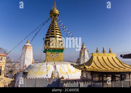 Der Swayambhu Maha Chaitya Stupa mit einem klaren blauen Himmel auf dem Hintergrund Stockfoto