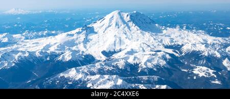 Luftaufnahme der Idaho Berge vom Himmel aus, während man in einem Flugzeug ist. Blick auf braune Berge und schneebedeckte Bäume Stockfoto