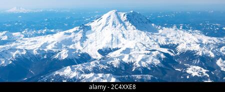 Luftaufnahme der Idaho Berge vom Himmel aus, während man in einem Flugzeug ist. Blick auf braune Berge und schneebedeckte Bäume Stockfoto