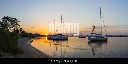 Yachten ankerten bei Sonnenaufgang in der Nähe der Insel Stockfoto