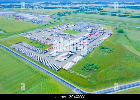 Luftaufnahme von oben auf dem Parkplatz des weißen Lastenwagens, Anhängeranie. Lieferung, Logistik. Stockfoto