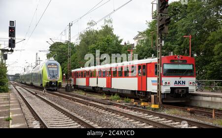 Elmshorn, Deutschland. Juni 2020. Ein Regionalzug Nah.sh der Deutschen Bahn fährt am Bahnhof Elmshorn an einem Triebwagen der AKN Eisenbahn GmbH vorbei. Quelle: Christian Charisius/dpa/Alamy Live News Stockfoto