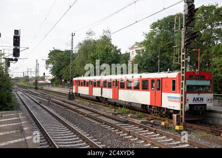 Elmshorn, Deutschland. Juni 2020. Ein Triebwagen der AKN Eisenbahn GmbH steht im Bahnhof Elmshorn und wartet auf die Abfahrt nach Ulzburg. Quelle: Christian Charisius/dpa/Alamy Live News Stockfoto