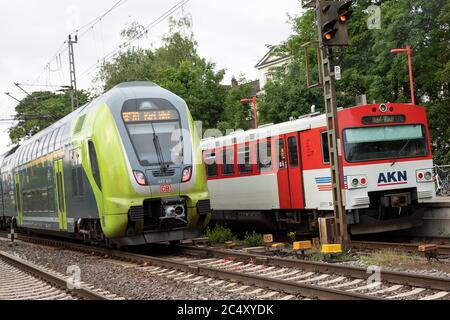 Elmshorn, Deutschland. Juni 2020. Ein Regionalzug Nah.sh der Deutschen Bahn fährt am Bahnhof Elmshorn an einem Triebwagen der AKN Eisenbahn GmbH vorbei. Quelle: Christian Charisius/dpa/Alamy Live News Stockfoto