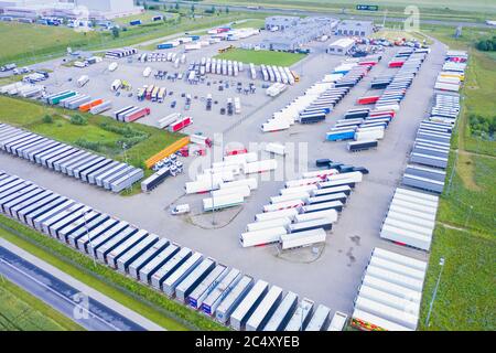 Luftaufnahme von oben auf dem Parkplatz des weißen Lastenwagens, Anhängeranie. Lieferung, Logistik. Stockfoto