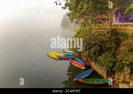 Bunte Boote am Ufer des schönen Sees von Phewa. Pokhara, Nepal. Konzept von Ruhe und Gelassenheit. Stockfoto