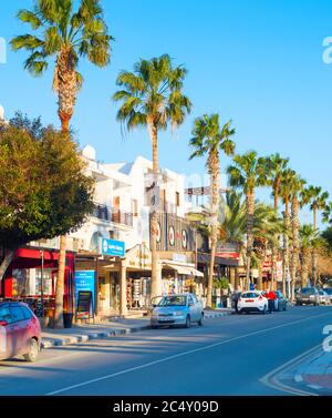 PAPHOS, Zypern - 13. FEBRUAR 2019: Einkaufsstraße entlang der Straße in Paphos, Zypern Stockfoto