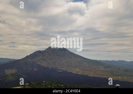 Blick auf Indonesien Batur aktiv Vulkan mit schwarzer Lava rundum. Stockfoto