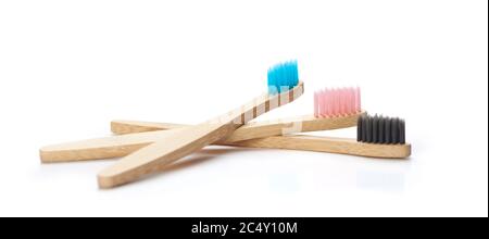 Zahnbürste aus Bambus auf weißem Hintergrund. Stockfoto