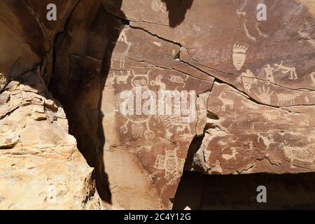 Indianische Felskunst Petroglyphe Eule Bär Pfote Panel 1421. Nine Mile Canyon, Utah. Die längste Kunstgalerie der Welt der alten amerikanischen Ureinwohner. Stockfoto