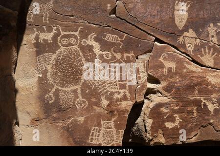 Indianische Felskunst Petroglyphe Eule Panel 1409. Nine Mile Canyon, Utah. Die längste Kunstgalerie der Welt der alten amerikanischen Ureinwohner Stockfoto