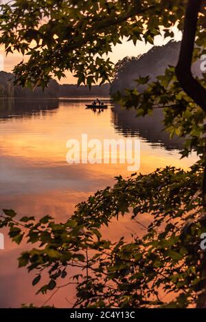 Bootstouren bei Sonnenuntergang im Fort Yargo State Park in Winder, Georgia. (USA) Stockfoto