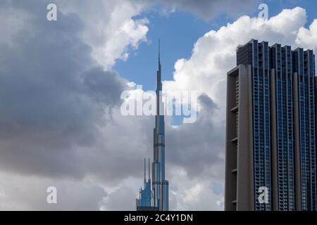 DUBAI, VAE - UM 2020: Nahaufnahme des Burj Khalifa, bedeckt mit niedrigen Wolken. Burj Khalifa ist das höchste Bauwerk der Welt, stehend Stockfoto