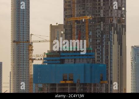 DUBAI, VAE - UM 2020: Baustelle für Hochhaus-Hochhaus. Konzept der Urbanisierung und hohe Gebäude. Stockfoto
