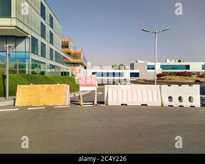 Dubai, VAE - UM 2020: Straßenschild und Straßenblockade in der Nähe eines Krankenhauses. Konzept der Straßenumleitung. Stockfoto