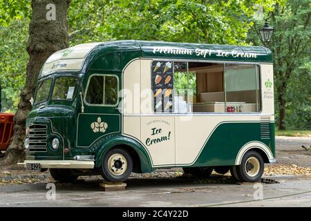 Ein Vintage-Eiswagen parkt an einem Sommertag in England, Großbritannien, in einem grünen öffentlichen Park. Stockfoto