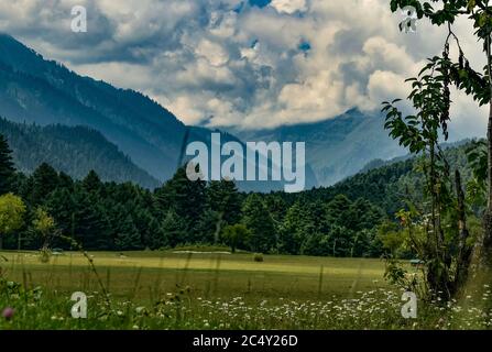 Ein Blickfang Landschaft Blick auf Pahalgam Kashmir Indien. Stockfoto