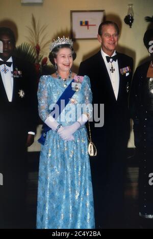 Königin Elizabeth II. Mit dem Herzog von Edinburgh und Sir Hugh Springer, Generalgouverneur von Barbados bei einem Staatsanlaß in Barbados. 1989 Stockfoto