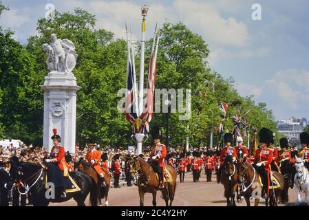 HM die Königin, gefolgt von Prinz Philip, der die Trooping the Color in der Mall auf ihrem Pferd Burma führt. London. GROSSBRITANNIEN. Ca. 1980 Stockfoto