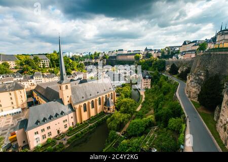 Panoramablick auf die Festung Luxemburg an einem bewölkten Tag. Stockfoto