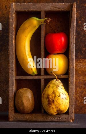 Verschiedene Früchte in einer Holzkiste Stockfoto