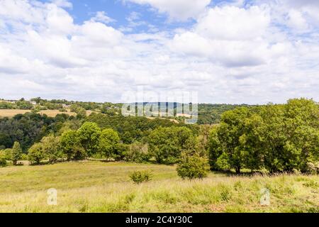 Blick über das Upper Frome Valley in Richtung Oakridge von der Nähe Frampton Mansell, Gloucestershire UK Stockfoto