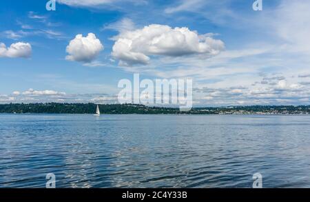 Wolken, die wie Zuckerwatte aussehen, hängen über dem Puget Sound im Bundesstaat Washington. Stockfoto