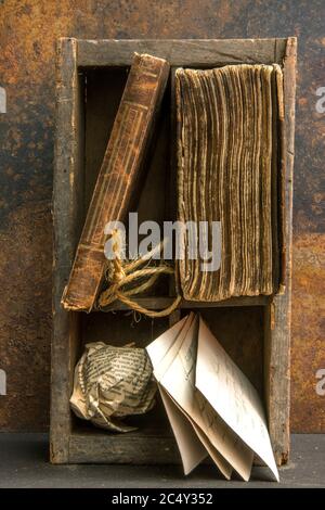 Alte Bücher in einer Holzkiste Stockfoto