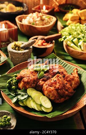 Ayam Bekakak. Traditionelles Sundanese-Hühnchen vom Holzkohlegrill aus West Java. Begleitet von Sambal Goang Stockfoto