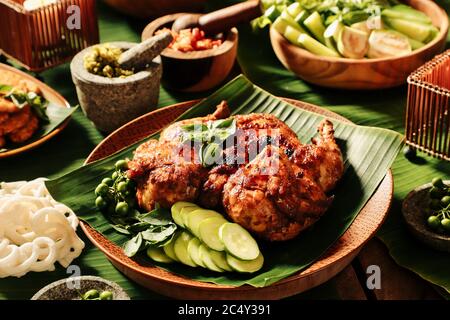 Ayam Bekakak. Traditionelles Sundanese-Hühnchen vom Holzkohlegrill aus West Java. Begleitet von Sambal Goang Stockfoto