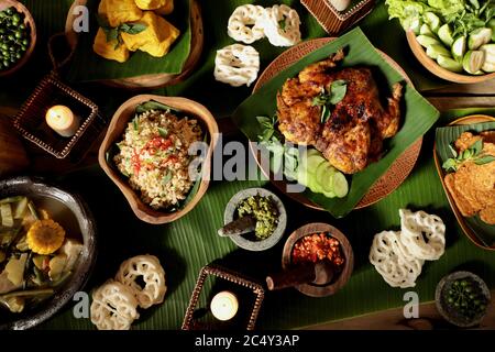 Ayam Bekakak. Traditionelles Sundanese-Hühnchen vom Holzkohlegrill aus West Java. Begleitet von Sambal Goang Stockfoto