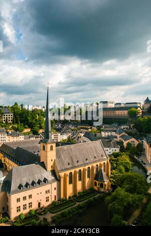 Panoramablick auf die Festung Luxemburg an einem bewölkten Tag. Stockfoto