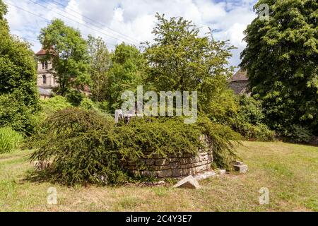 Christ Church und Oldl-Maschinen vor dem Rundhaus an der Themse und Severn Canal in Chalford, Gloucestershire UK Stockfoto