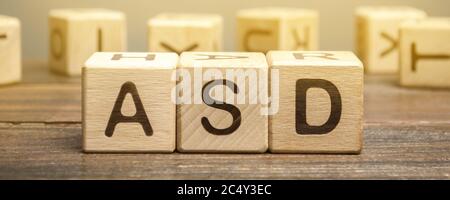 Holzblöcke mit dem Wort ASD-Autismus-Spektrum-Störungen. Neurologische und Entwicklungsstörung Stockfoto