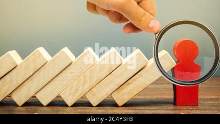 Geschäftsmann stoppt Domino fallen. Risk Management Konzept. Erfolgreiche Unternehmen und Problemlösung. Zuverlässige Führer. Stoppen Sie den zerstörenden Verfahren Stockfoto