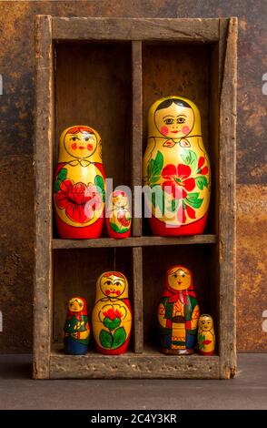 Russische Puppen in einer Holzkiste Stockfoto