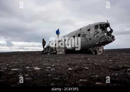 Der Rumpf eines abgestürzten DC-3-Flugzeugs der US Navy in der Nähe von Vik, Island. Stockfoto