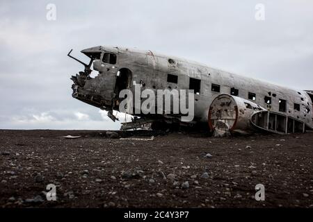 Der Rumpf eines abgestürzten DC-3-Flugzeugs der US Navy in der Nähe von Vik, Island. Stockfoto