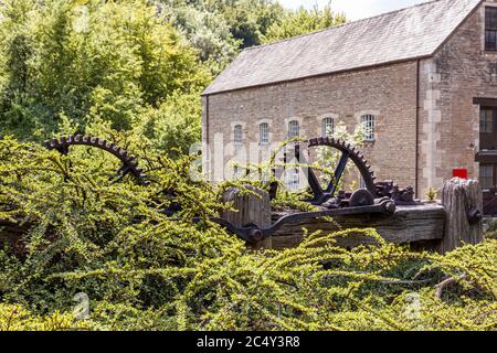 Alte Maschinen an der Themse und Severn Canal neben Belvedere Mill (auch bekannt als Tayloes Mill) auf dem Fluss Frome in den Stroud Tälern bei Chalford Stockfoto