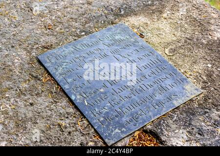 Grab von Ernest Gimson der Arts & Crafts Architekt und Möbeldesigner im Kirchhof der St. Kenelms Kirche im Cotswold Dorf Sapperton Stockfoto