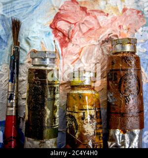 Palette, Tubus und Pinsel Stockfoto