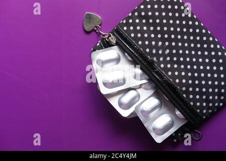 Nahaufnahme der Blisterpackung auf violettem Hintergrund Stockfoto