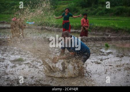 Kathmandu, Nepal. Juni 2020. Bauern feiern das National Paddy Day Festival in Kathmandu, Nepal, 29. Juni 2020. Quelle: Sulav Shrestha/Xinhua/Alamy Live News Stockfoto