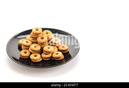 Keks mit Ananasmarmelade auf weiß