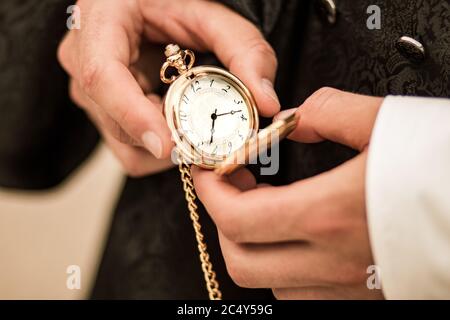 Taschenuhr in Händen halten alte Uhr Stockfoto