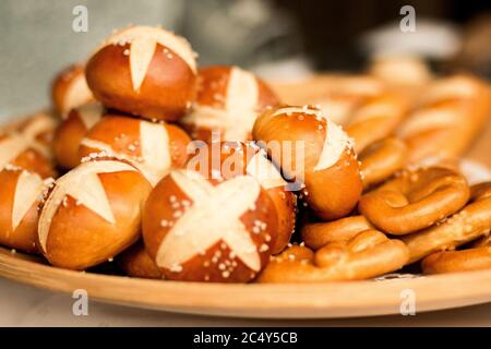 Brötchen Brezel salzige Lebensmittel Bäckerei Korb deutsches Frühstück Stockfoto