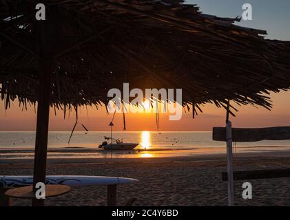 Motorboot am Strand bei Sonnenaufgang während des wunderschönen Ozeans in Rivazzurra (Rimini / Italien) adriaküste Stockfoto